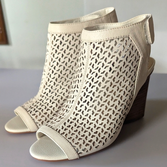 Designer Vince Camuto Perforated Leather Peep Toe Sandals. Size 5M/35 Like New! - Picture 3 of 16